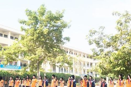 Đồng phục học sinh: Càng đa dạng, càng lãng phí