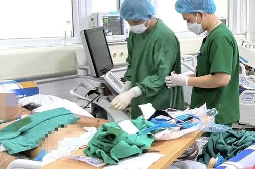 Cụ bà nhập viện khẩn, tiên lượng tử vong cao sau mũi tiêm giảm đau vùng cổ