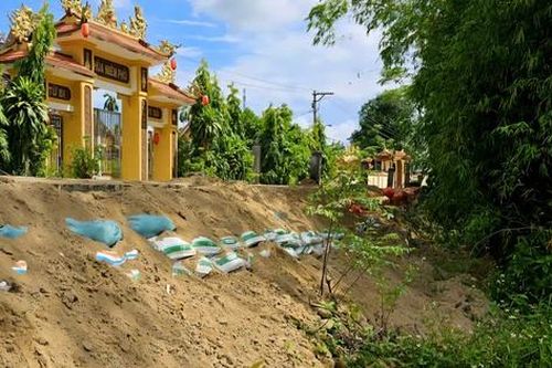 Gia cố khẩn cấp, ngăn sạt lở uy hiếp đường liên xã và nhà dân