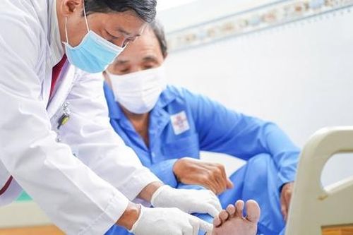 Thầy giáo đau đớn hơn 2 tháng vì tự chữa dị vật găm vào chân tại nhà