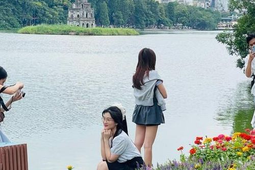 Giới trẻ đổ về Hồ Gươm chụp ảnh, lưu giữ khoảnh khắc mùa thu Hà Nội