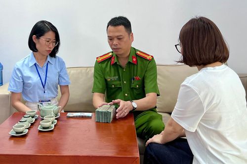 Công an phường Việt Hưng phối hợp xác minh, trả lại gần 400 triệu đồng cho công dân