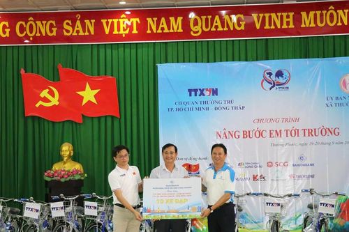 'Nâng bước em tới trường' vùng biên giới