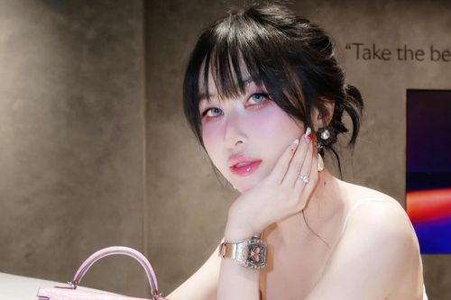 Bộ sưu tập đồng hồ 'hơn căn biệt thự' của vợ đại gia Minh Nhựa