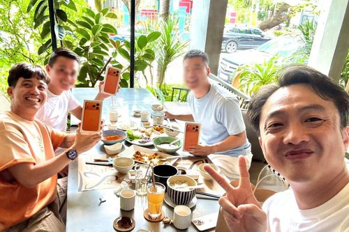 Doanh nhân Nguyễn Quốc Cường mua iPhone 17 tặng bạn bè