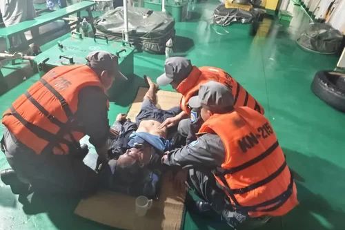 Kịp thời cấp cứu ngư dân bị ngộ độc trên biển