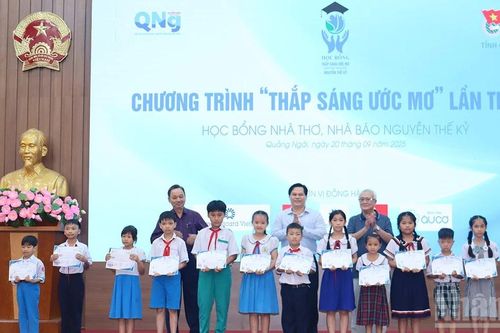 Quỹ học bổng Thắp sáng ước mơ trao tặng 725 triệu đồng cho học sinh, sinh viên nghèo ở Quảng Ngãi