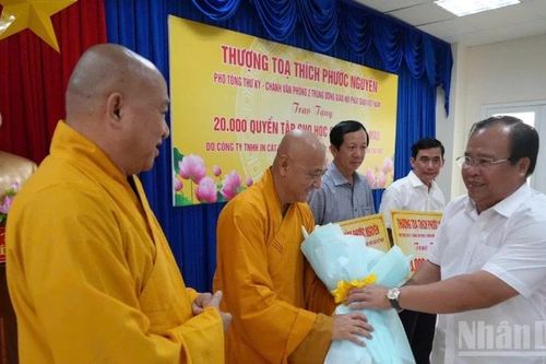 Giáo hội Phật giáo Việt Nam hỗ trợ quyển tập cho học sinh Cà Mau
