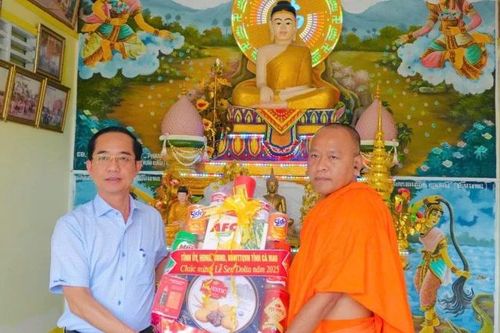Tỉnh ủy Cà Mau tổ chức nhiều đoàn đi thăm, chúc mừng lễ Sene Dolta của đồng bào Khmer