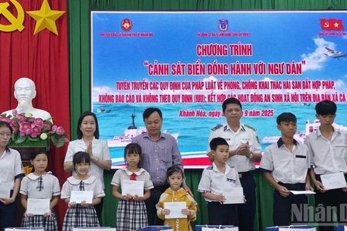 Khám bệnh, tặng quà cho ngư dân Khánh Hòa