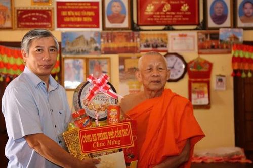 Công an thành phố Cần Thơ thăm, chúc mừng Lễ Sene Dolta đồng bào Khmer năm 2025