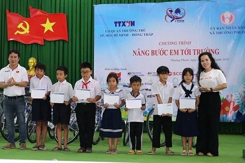 Đồng Tháp: 'Nâng bước em đến trường' cho trẻ em nghèo, hiếu học vùng biên giới