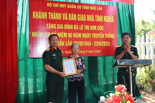 Bộ CHQS tỉnh Đắk Lắk trao nhà tình nghĩa tặng thân nhân liệt sĩ