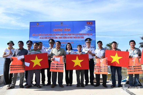 Hải đoàn 32 thực hiện chương trình 'Cảnh sát biển đồng hành cùng ngư dân'