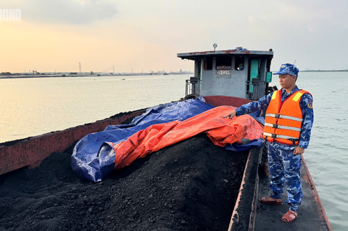 Bộ tư lệnh Vùng Cảnh sát biển 1 bắt giữ tàu chở 110 tấn than không rõ nguồn gốc