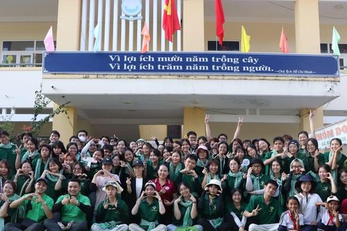 Khi những người trẻ thắp sáng nụ cười vùng quê bằng 'Trung Thu yêu thương'