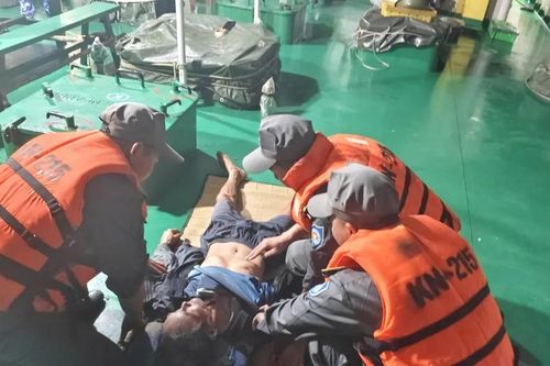 Kiểm ngư cấp cứu ngư dân có dấu hiệu bị ngộ độc trên biển