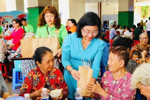 Người dân phường Bình Thới phấn khởi tham gia ngày hội đoàn kết
