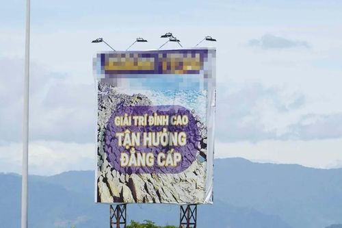 Bảng quảng cáo cá cược 'mọc' trên tuyến đường nối Nha Trang - Cam Ranh