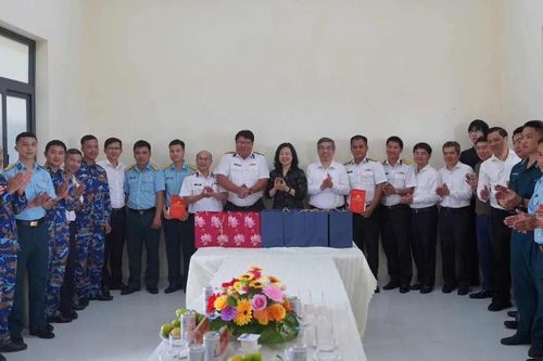 Bộ trưởng Bộ Y tế thăm cán bộ, chiến sĩ trạm radar tại Côn Đảo