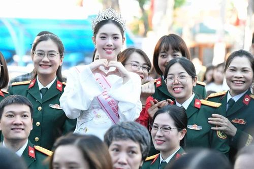 Nữ quân nhân đầu tiên đoạt Á hậu Hoa hậu Việt Nam gây sốt mạng