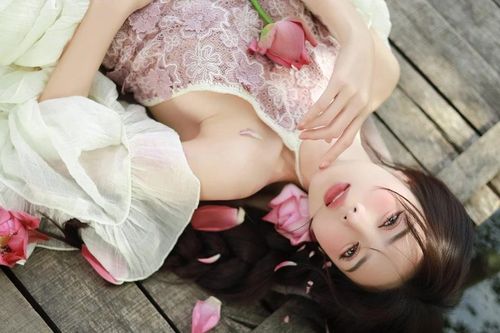Lilly Luta chụp ảnh hoa sen, netizen khen ngợi hết lời về nhan sắc