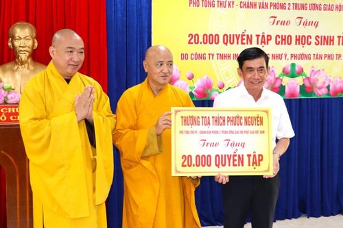 Sở GD&ĐT Cà Mau tiếp nhận 20.000 quyển tập hỗ trợ học sinh nghèo
