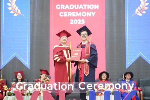 Viện Nghiên cứu và Đào tạo Việt - Anh trao bằng tốt nghiệp năm 2025