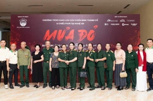 Quỹ Tấm lòng vàng SUNSHINE GLOBAL tổ chức chiếu phim 'Mưa đỏ', thắp sáng tri ân tại Nghệ An