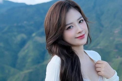 Sao Việt: Diễn viên Thúy Ngân mặc gợi cảm, ca sĩ Phạm Quỳnh Anh khoe vóc dáng mảnh mai