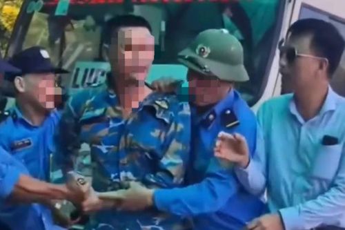 Người đàn ông bị 3 bảo vệ đánh trước cổng bệnh viện