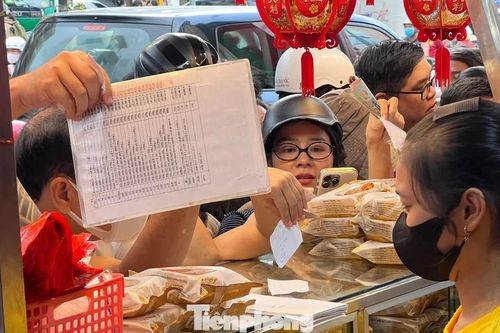 Xếp hàng cả tiếng để mua bánh trung thu, hơn 20 nhân viên phục vụ không ngơi tay
