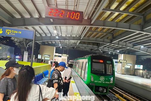 Thí điểm 'chạm thẻ' thay xếp hàng mua vé để đi tàu điện trên cao mà không phải xếp hàng mua vé