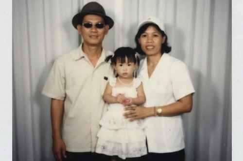 Người trẻ xúc động 'chụp ảnh' cùng người thân đã mất