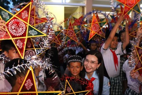 Bí thư Trung ương Đoàn vui Trung thu sớm với bạn nhỏ vùng biên Tây Ninh