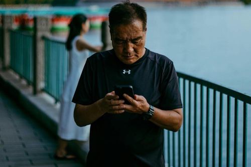Ông bố chi đậm để được con gái nhắn tin hằng ngày khi vào đại học