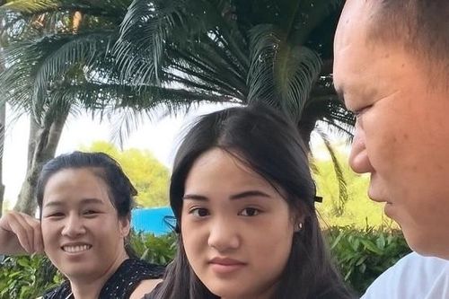 Người cha gây tranh cãi khi trả tiền để con gái chịu liên lạc với bố mẹ