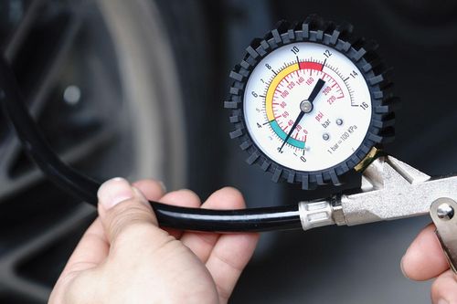Tại sao nhà sản xuất ô tô lại khuyến nghị áp suất lốp nên thấp hơn mức tối đa?
