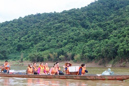 Ngày nghỉ, cán bộ xã Tương Dương vượt sông đến bản xa giúp đồng bào làm thủ tục hành chính