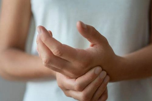 Những dấu hiệu của bệnh thận biểu hiện ở tay và chân