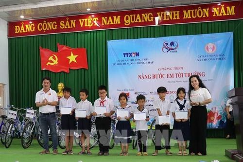 Chắp cánh con chữ cho trẻ em nghèo vùng xa