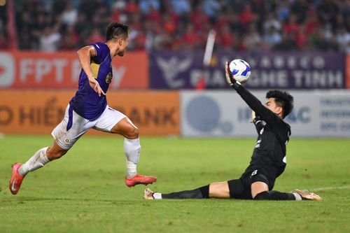Thủ môn tuyển Việt Nam chơi xuất thần, Hà Nội FC chôn chân ở nhóm cuối