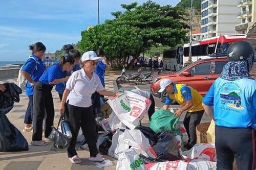 TP. Hồ Chí Minh: Hơn 600 người tham gia dọn dẹp bờ biển Vũng Tàu