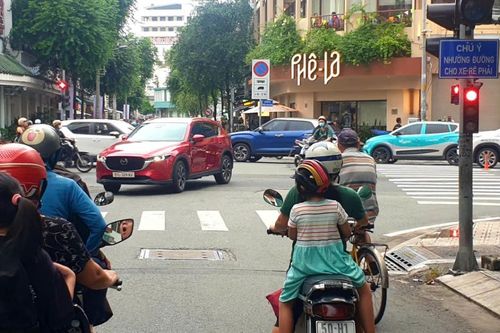 TP.HCM bố trí các làn xe rẽ phải liên tục
