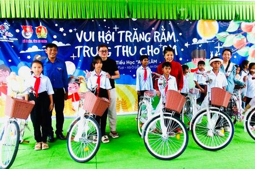 Quà Trung Thu sớm cho trẻ em đồng bào Khmer xã Ô Lâm