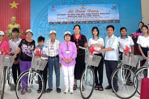Vĩnh Trạch trao 40 xe đạp cho học sinh nghèo hiếu học