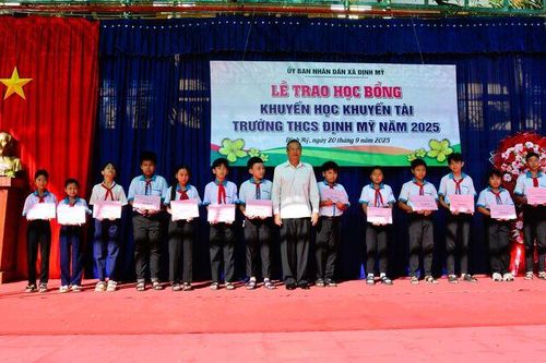 Tặng học bổng và xe đạp tiếp bước học sinh nghèo đến trường