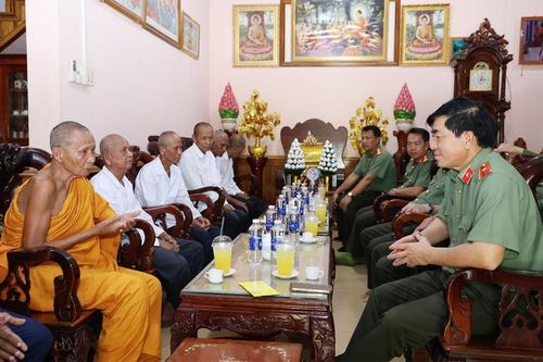 Giám đốc Công an tỉnh An Giang thăm, tặng quà các chùa nhân dịp lễ Sen Đôn Ta