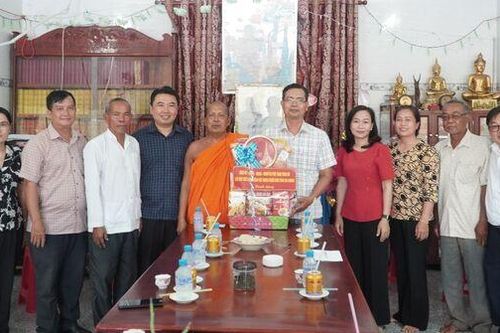 Thăm, tặng quà dịp lễ Sene Đôn Ta tại các xã: Ba Chúc, Núi Cấm, An Cư, Cô Tô