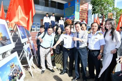 Giao lưu văn học nghệ thuật với cán bộ, chiến sĩ Vùng 2 Hải quân